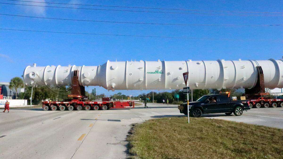 For a few minutes 2/4/2022, the Florida Highway Patrol blocked traffic in both directions on the four-lane U.S. 41 north of Palmetto as a 173-foot exchanger moved at walking speed toward the waiting barge at Port Manatee.&nbsp;