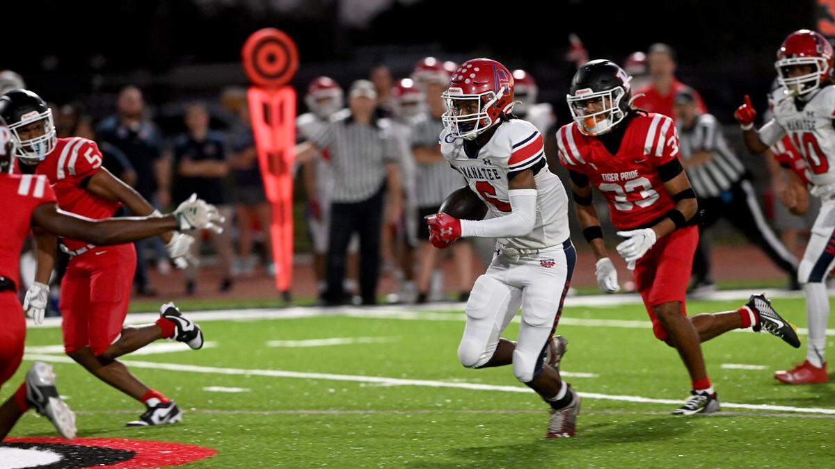 Manatee’s Torey Gilley runs the ball against Palmetto on Friday, Oct. 27, 2023 in Palmetto.