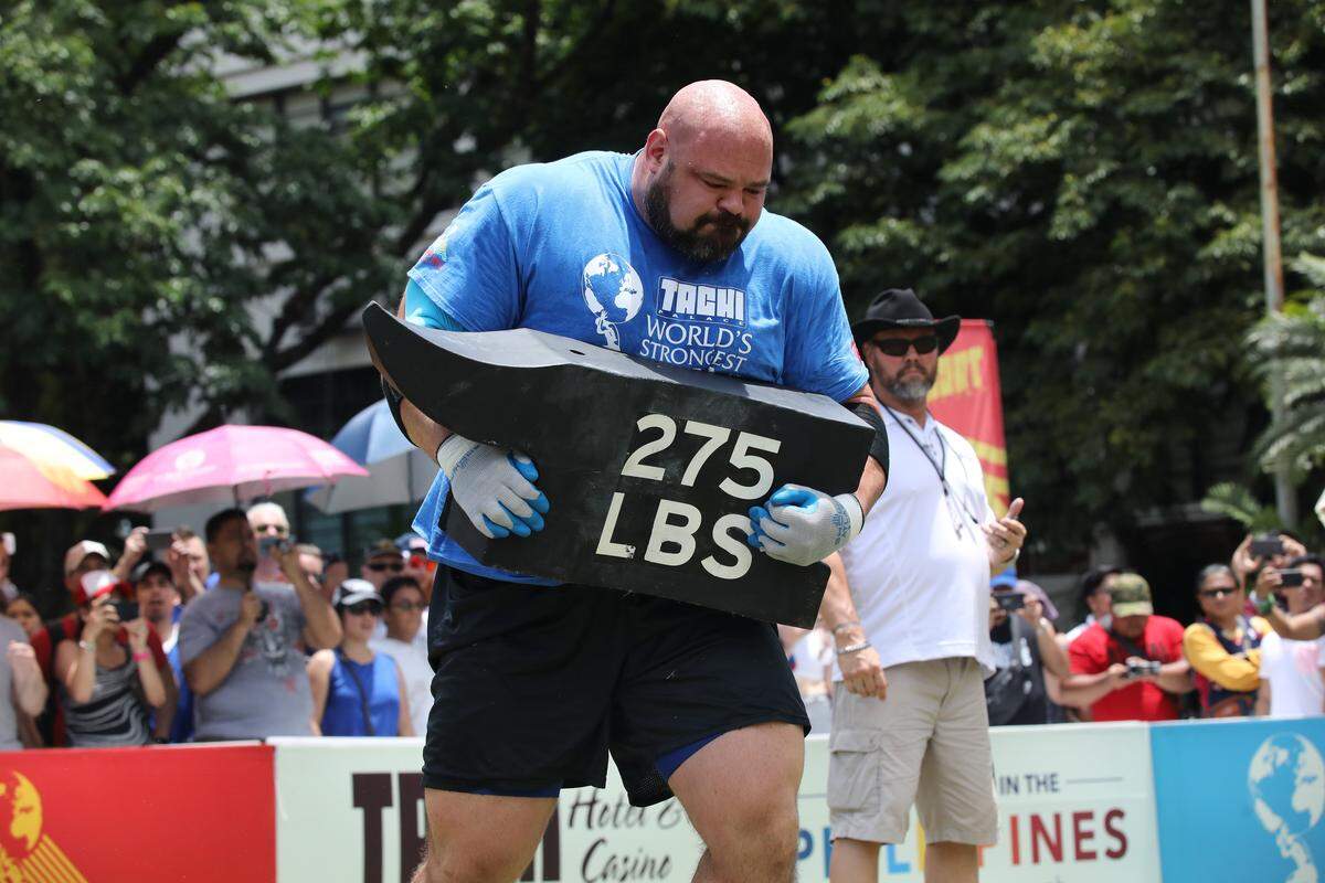 Brian Shaw of the United States carries a 275-pound anvil in the 2018 World’s Strongest Man competition.