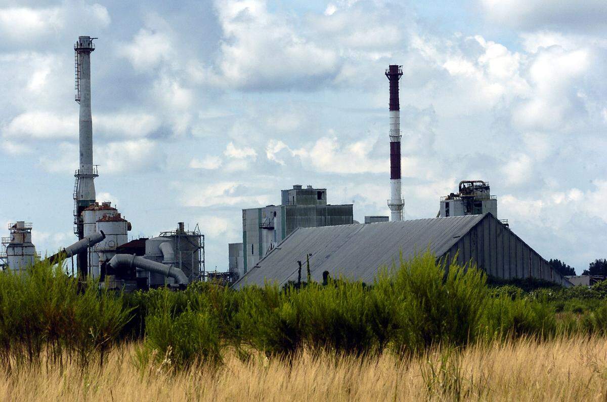 The Piney Point phosphate property located on the northeast corner of U.S. 41 and Buckeye Road near Port Manatee was abandoned by the bankrupt Mulberry Corp. in 2001.