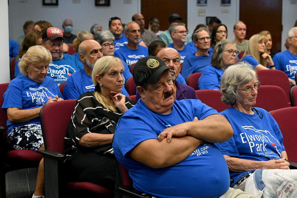 The Manatee County Planning Commission voted 4-2 not to recommend changes that would scale back the county’s wetland protection rules on Thursday.