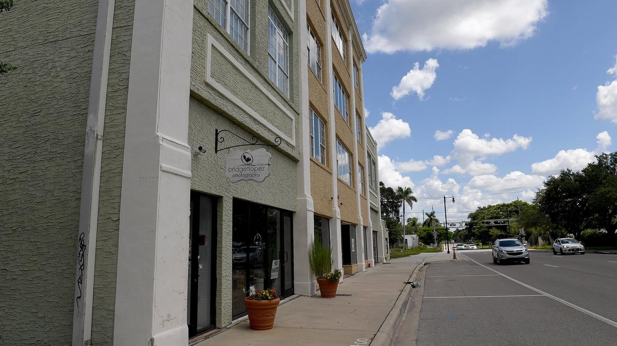 The owner of Cafe Di Lorenzo in west Bradenton will set up in downtown Bradenton after signing a lease in the building that used to house the Tip Top Tavern and a tattoo parlor.