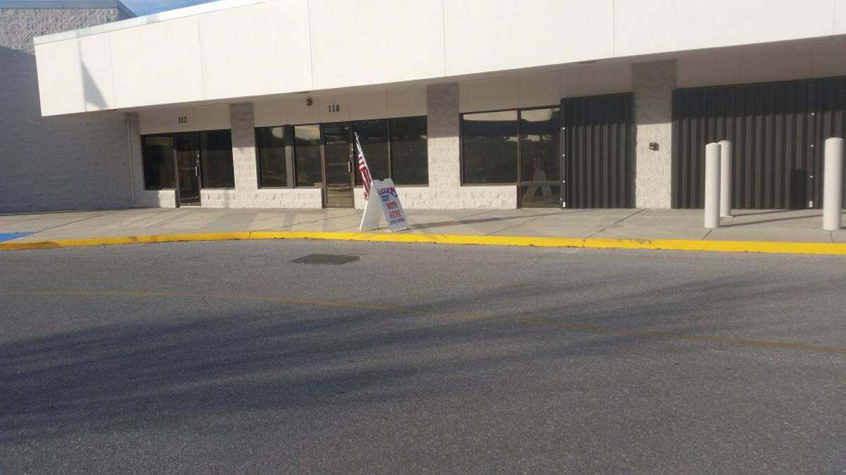 More than 400 votes were cast Saturday as early voting in Manatee County opened at five polling locations, including this precinct at the Supervisor of Elections Office, 600 301 Blvd. W., Bradenton.JESSICA DE LEON/Bradenton Herald