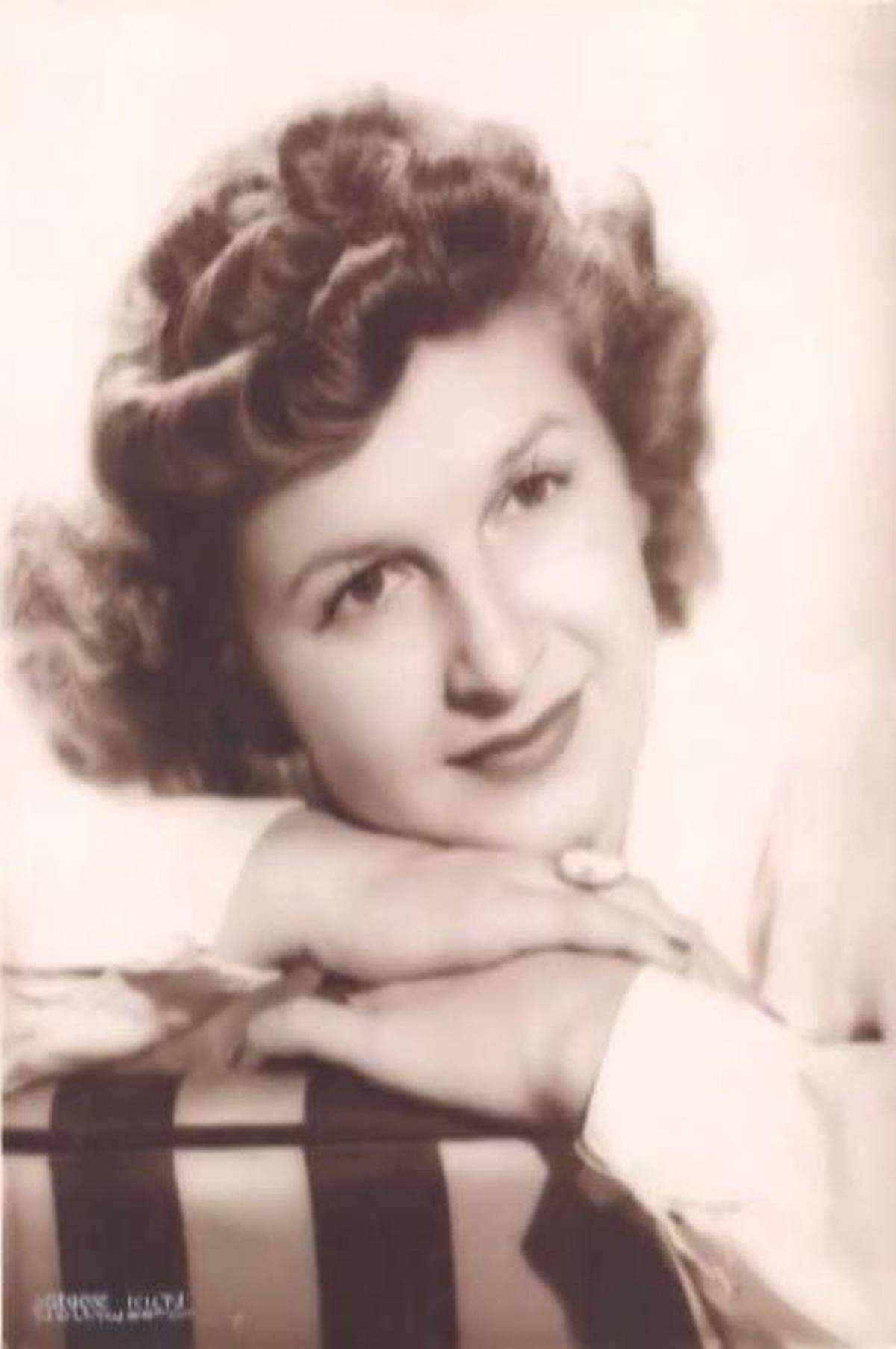 Jeanne Oliver, died recently at age 100. She was twice executive director of the Manatee County Girls Club. She is shown above at age 24.