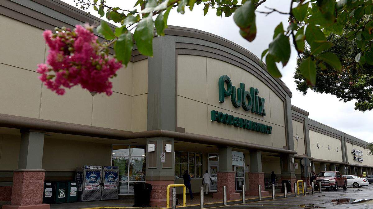 A new Publix grocery store is coming to Manatee County, according to building permit records.