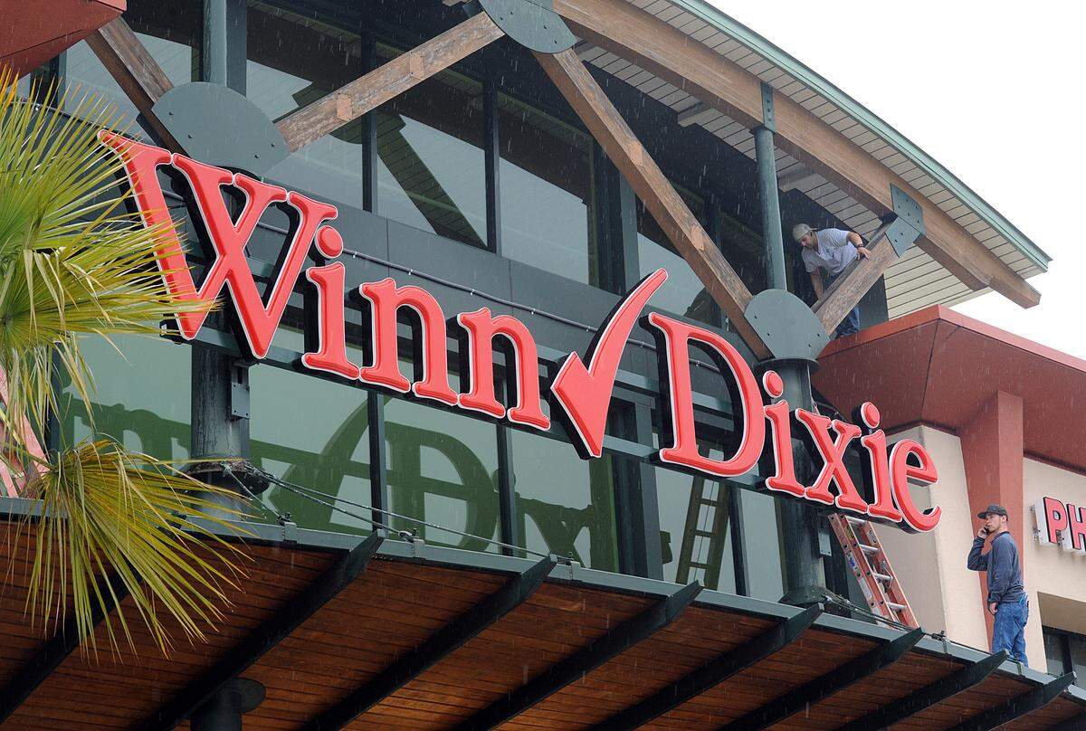 Winn Dixie opens its newest supemarket in Lakewood Ranch on Wednesday. The store is located in space formerly occupied by Earth Fare grocery at the corner of State Road 70 and Lakewood Ranch Boulevard.