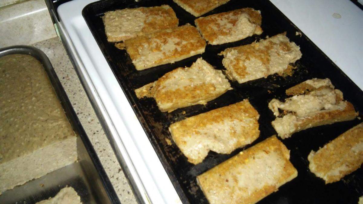 Pon hoss is a winter specialty breakfast (or supper) of sautéed cakes, made from pork broth cooked with cornmeal after butchering. Serve with apple butter or a local favorite condiment.