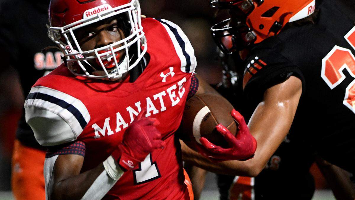 Manatee High’s Kei’Shawn Smith runs the ball in the game against Sarasota at Manatee High Friday, Sept. 1, 2023.