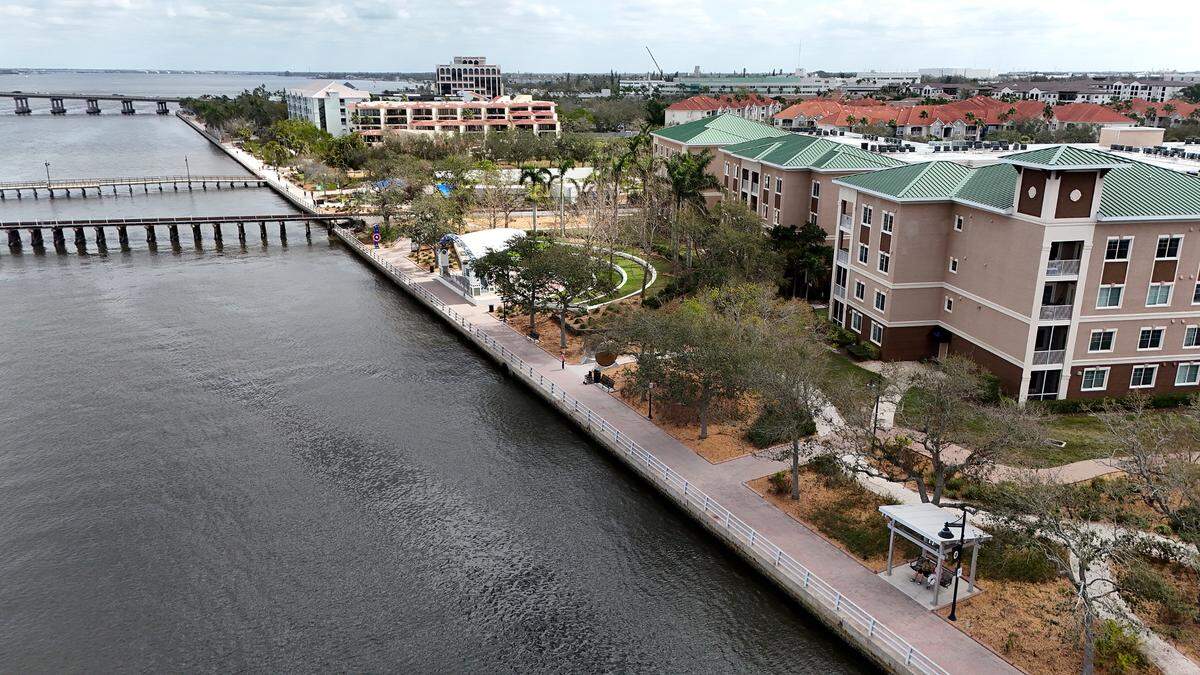 Bradenton Riverwalk looking east on Feb 18, 2025.