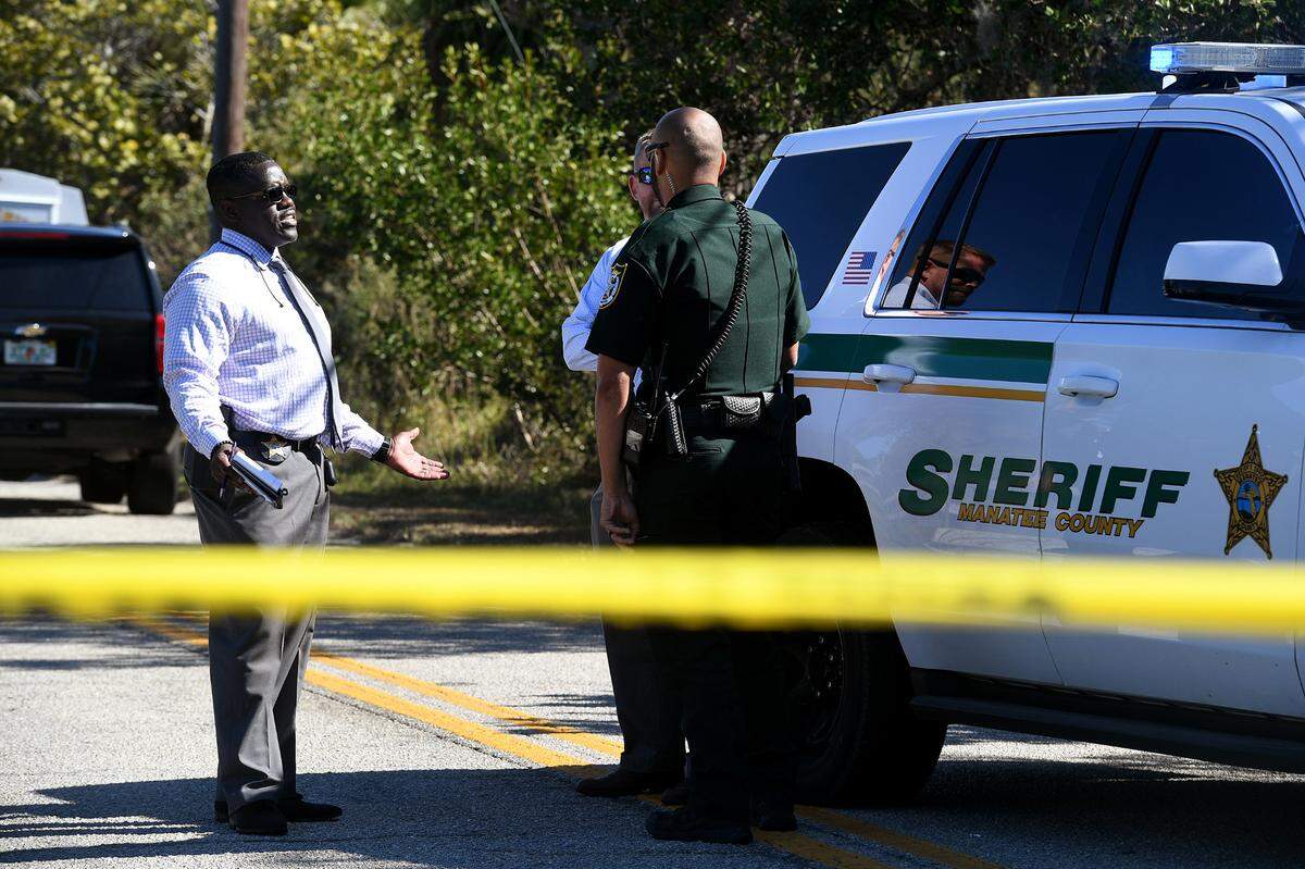 01/19/2021—Manatee County Sheriff’s detectives work at the scene in Palmetto where a man’s body was found. Ruben Gutierrez Pioquinto is facing murder charges after the sheriff’s Office says he shot a 33-year-old man dead and dumped his body by the side of the road on 77th Street East in Palmetto.