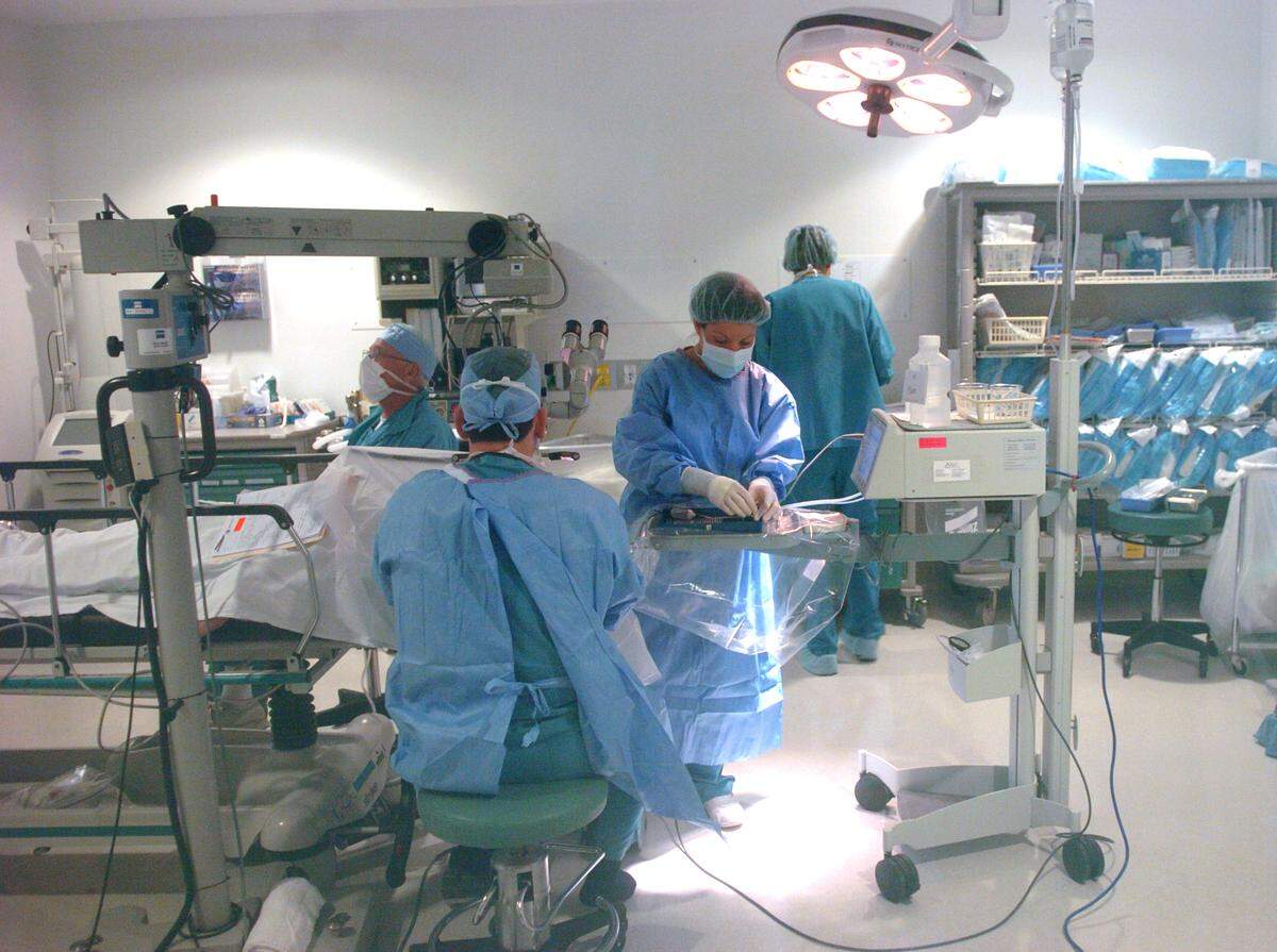 8/2/2010--Dr. William Soscia performs cataract surgery at the Center for Sight in Sarasota, in conjunction with Mission Cataract USA, a national nonprofit group.