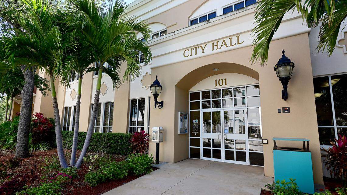 A temporary city hall? Bradenton has new idea as move deadline approaches