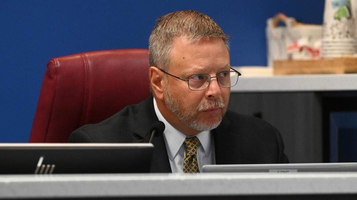 Manatee County attorney Bill Clague announced at a Tuesday board meeting that he will resign in March to return to the private sector.