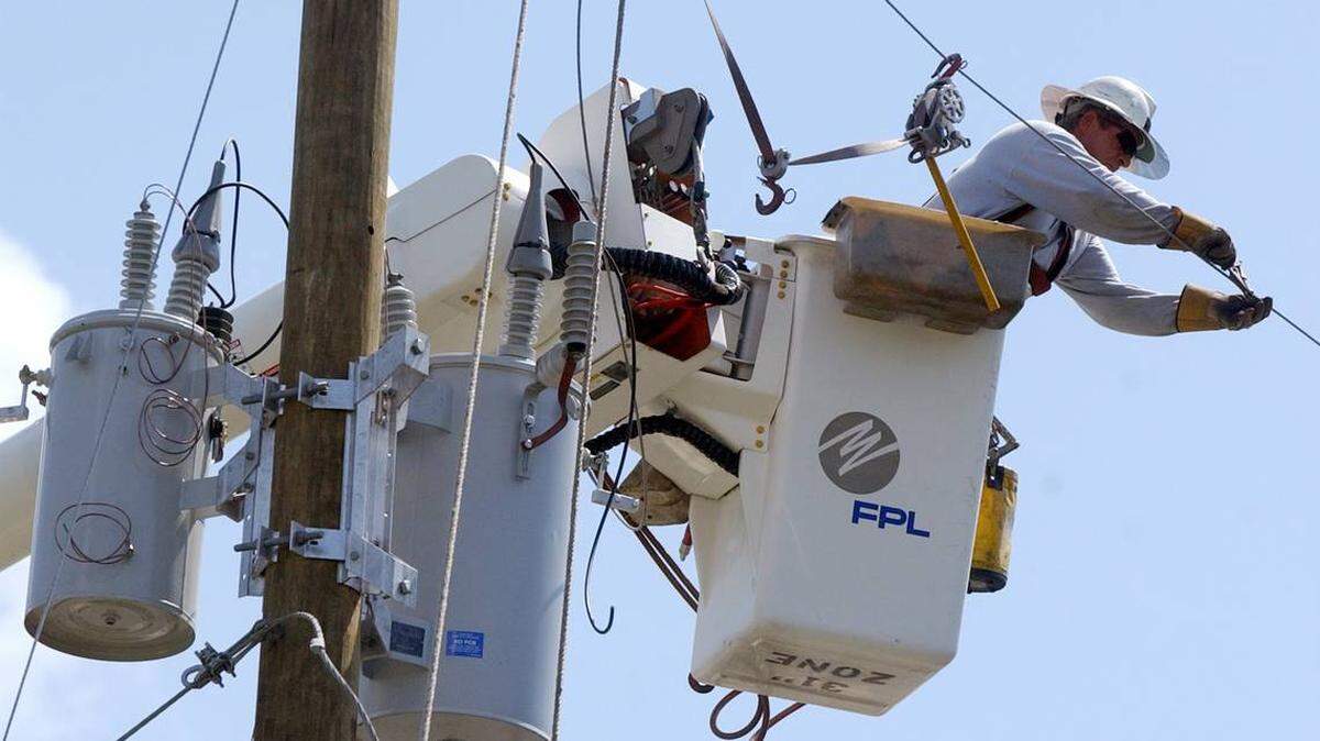 Florida Power and Light work on power lines in Bradenton in this file photo.