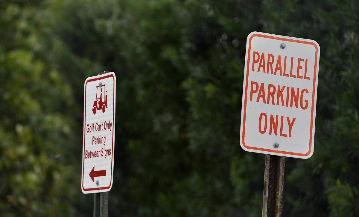 A meeting between Holmes Beach city commissioners and Manatee County commissioners to discuss parking problems on the island failed to find a resolution during the first meeting since parking spaces were removed in 2020.
