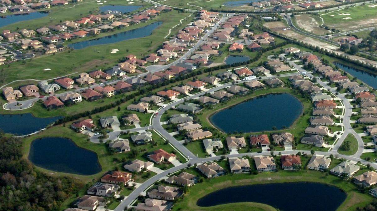 The Manatee County Planning Commission on Thursday recommended the approval of rezoning two large parcels of land that will be used to construct more than 3,000 new homes in Lakewood Ranch.