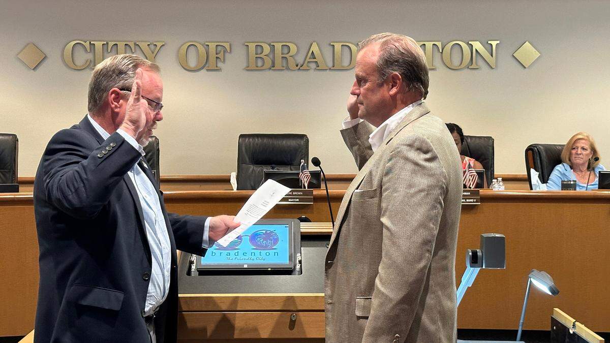 Kemp Schuessler is sworn in as Bradenton’s Ward 3 councilman by Mayor Gene Brown, left, at the City of Bradenton’s meeting on July 23, 2025.