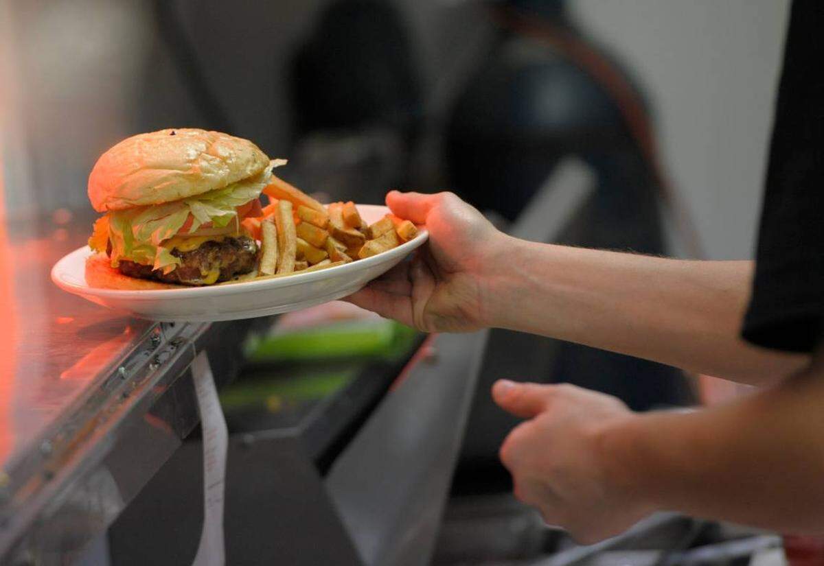 Bradenton area restaurants are stepping up preparations in advance of the coronavirus pandemic, including more intensive cleaning, reducing seating, and making plans for curbside service.