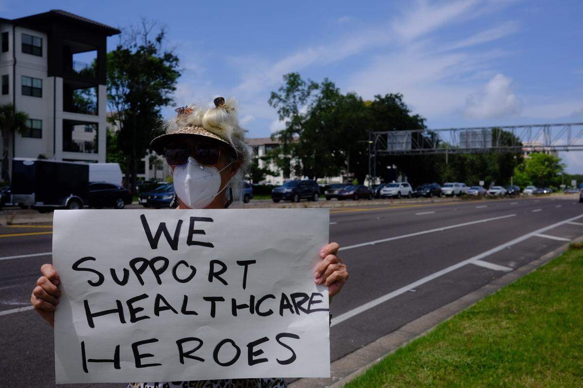 9/6/21--Community members, including Mary Conway, 69, gathered in front of Manatee Memorial Hospital to say thanks to Bradenton area healthcare workers on Labor Day.