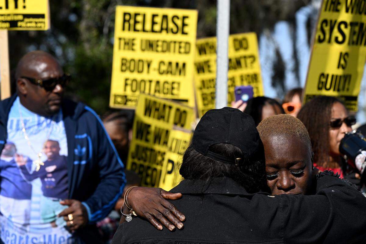 Breonte Johnson-Davis’ mother, Tracey Washington, gets a hug during a protest Sunday. Dozens of protesters gathered at the Palmetto Police Department on Sunday, Jan. 7, 2024, to demand answers following the November death of 36-year-old Johnson-Davis, who died shortly after Palmetto police officers used a stun gun on him, according to a police report.