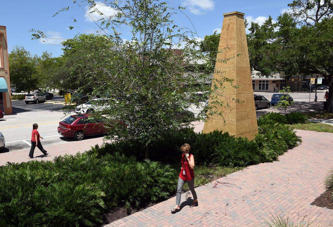 In this Bradenton Herald file photo from August 2017, visitors walk past the plywood-covered Confederate monument outside the historic courthouse in downtown Bradenton.