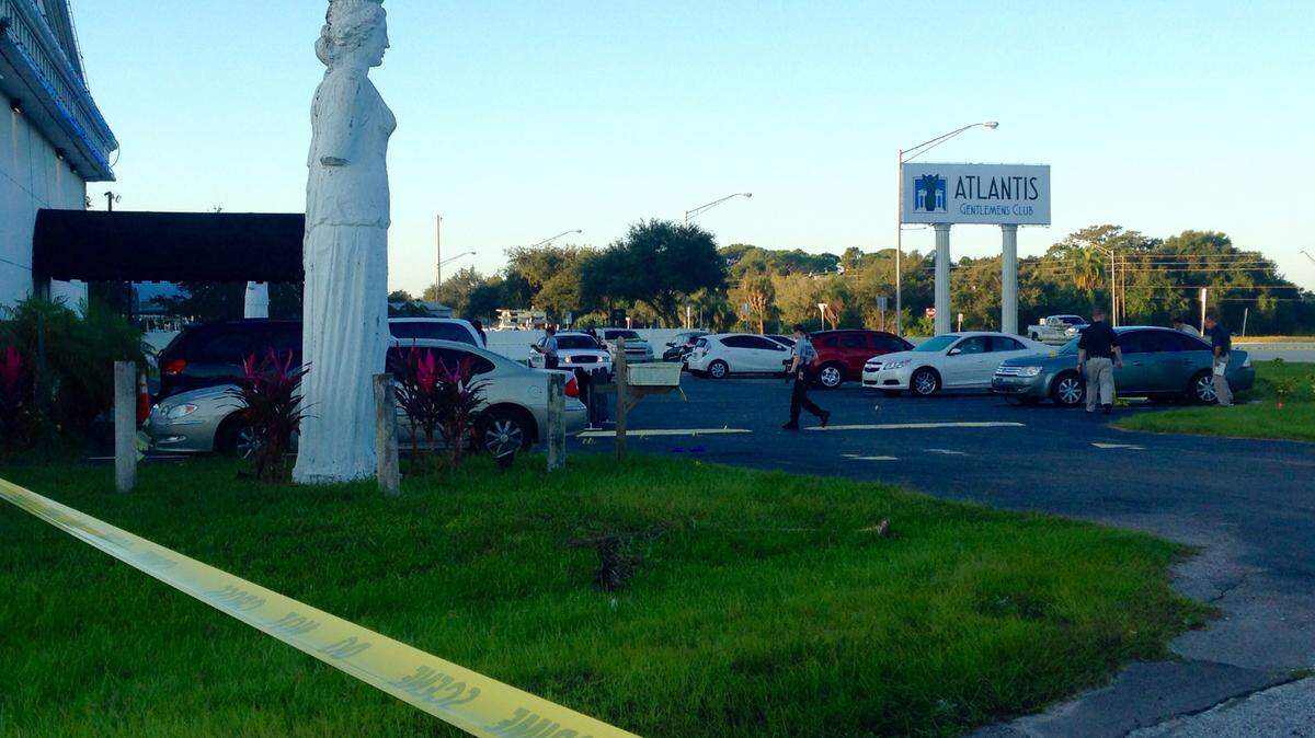 The Manatee County Sheriff's Office Homicide Investigation Unit gathered outside the Atlantis Gentlemen's Club early Monday to investigate a fatal shooting that occurred at about 2:50 a.m. KATE IRBY/Bradenton Herald
