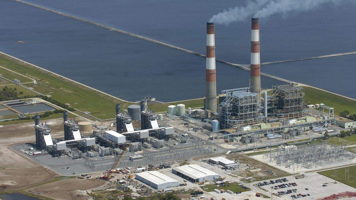 Florida Power & Light is building a solar installations adjacent to its natural-gas-fired Manatee power plant. 
 GRANT JEFFERIES/Bradenton Herald File Photo