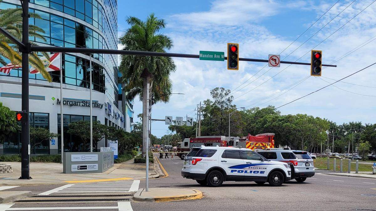 Fire crews work to repair a gas leak in the 600 block of 15th St W at Manatee Avenue West on Tuesday afternoon. Driver traveling east on Manatee Avenue should expect delays. 5/24/22.