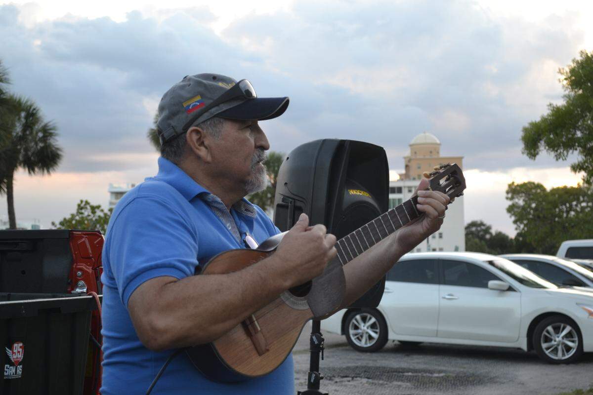 Luis Guzmán performed an original song called “Libertad” with his wife Cecilia at a gathering in Sarasota to show support for an uprising against Maduro’s regime.