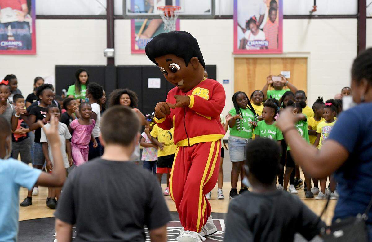 06/18/21—Youth from several community centers converged upon the 13th Av Dream Center for a Juneteenth celebration with author Vincent Taylor who used music and audience participation to teach and entertain. The celebration was directed by Dr. Sharon Jefferson of Rosalyn Walton Education and Enrichment Services.
