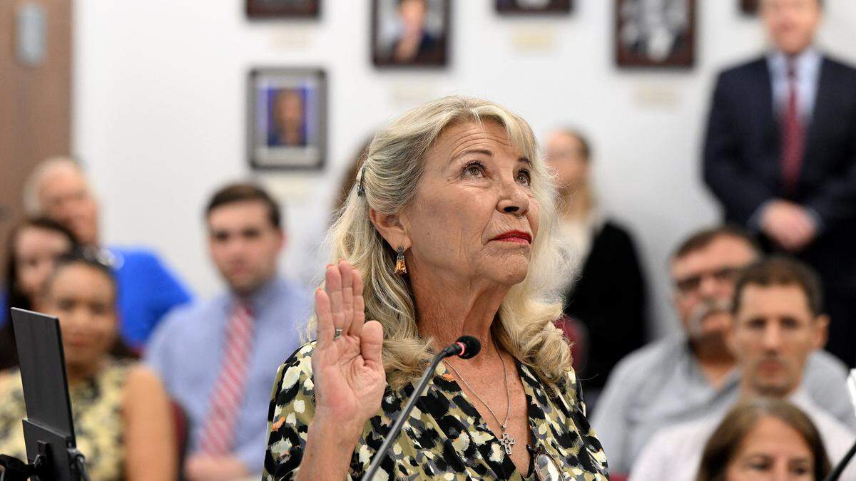 Carol Ann Felts is sworn in as Manatee County Commissioner for District 1 during a swearing-in ceremony in the chambers.