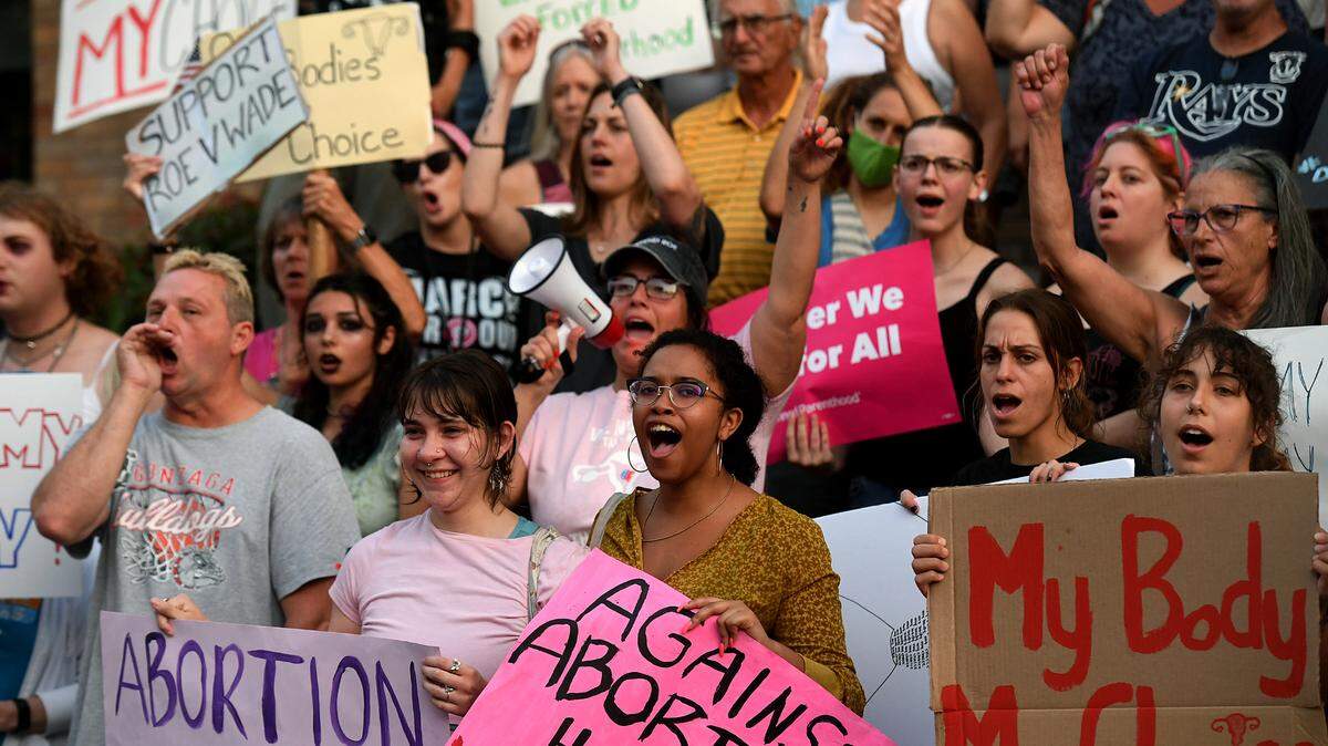 Over a hundred people joined a Bradenton rally organized by Women’s Voices of SW Florida to support women’s rights to choose abortion on May 4.