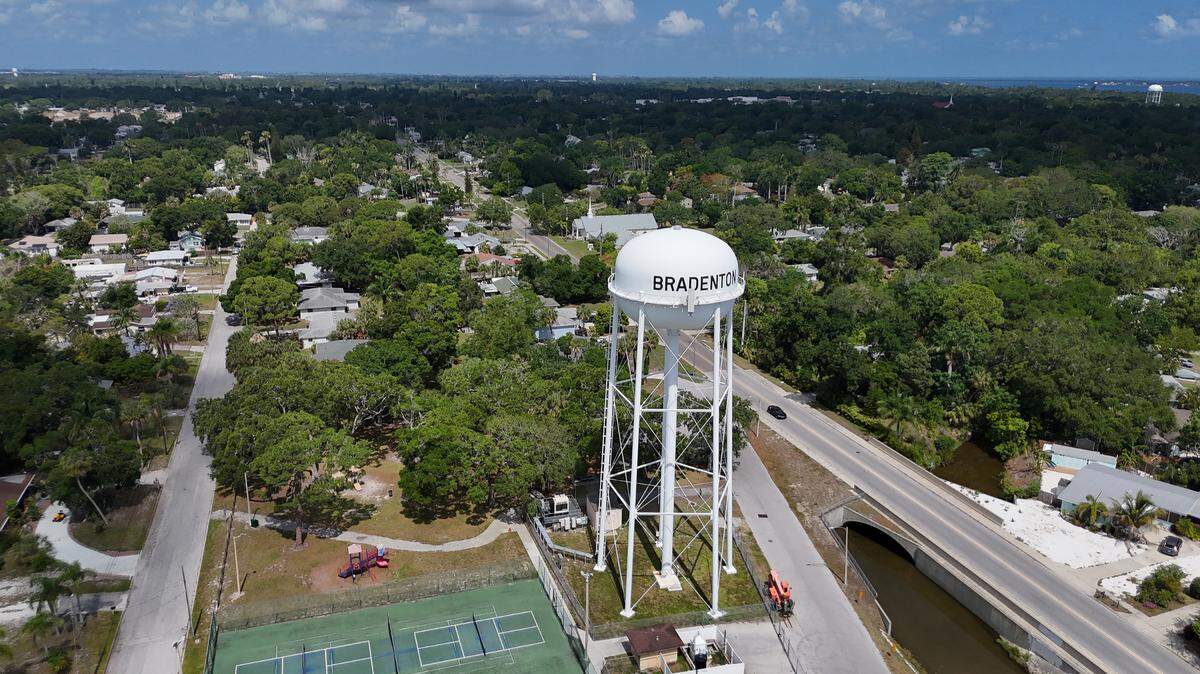 A boil water notice for residents within Bradenton city limits has been extended until 10 a.m. Wednesday, a city spokesperson said. A city of Bradenton water tower on 17th Avenue West is pictured in this May 2024 Bradenton Herald file photo.