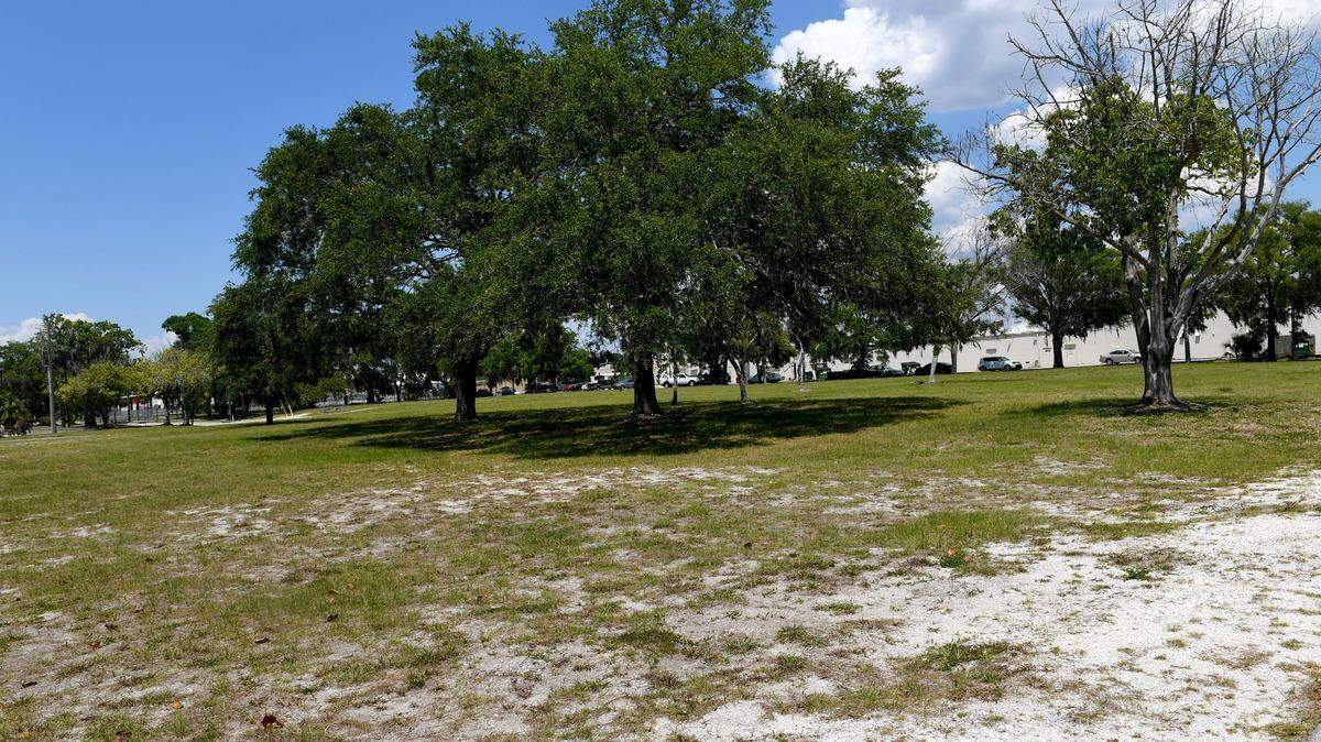 Palmetto officials in a 3-2 vote Monday night chose the former the site of Palmetto Elementary on 7th Street West to build a new police station.