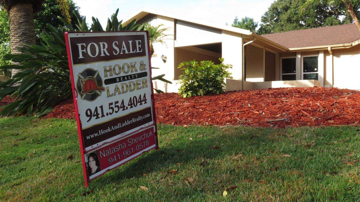 Sales of single-family homes dropped off significantly in January after 2015 closed with the highest number of existing home sales in the history of Manatee and Sarasota counties. However, the median selling price for single-family homes stayed at or near a peak for the past five years. MATT M. JOHNSON/Bradenton Herald