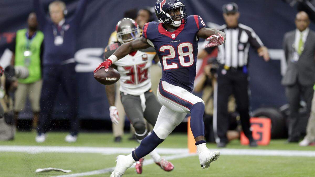 Houston Texans running back Alfred Blue (28) rushes for a touchdown Sunday against the visiting Tampa Bay Buccaneers. Blue had a career-high 138 yards rushing. It was more than he ever ran in a game at LSU, where he was a part-time starter. ASSOCIATED PRESS