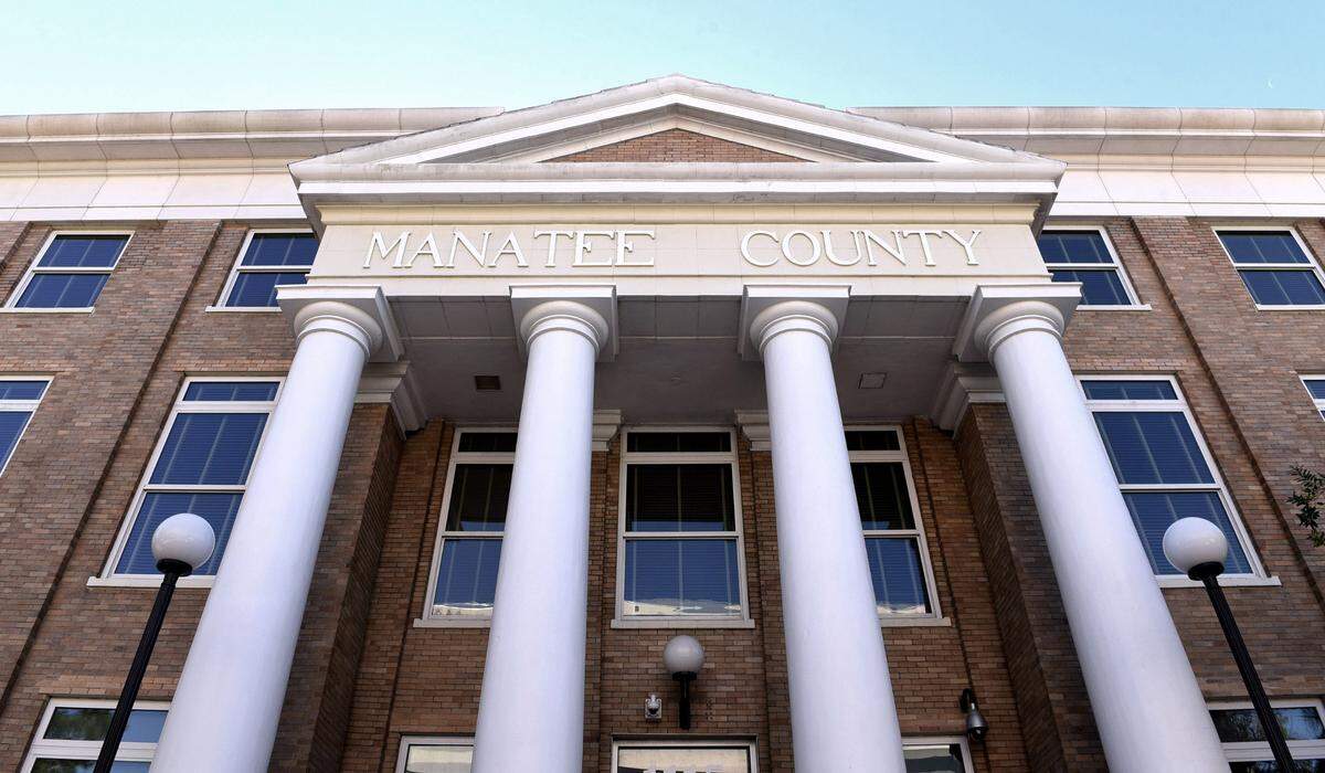 Detectives say a Manatee County drug ring used an Orlando-based supplier and a contraband cellphone inside a state prison to coordinate bulk narcotics sales. A file photo shows the Manatee County Courthouse. 