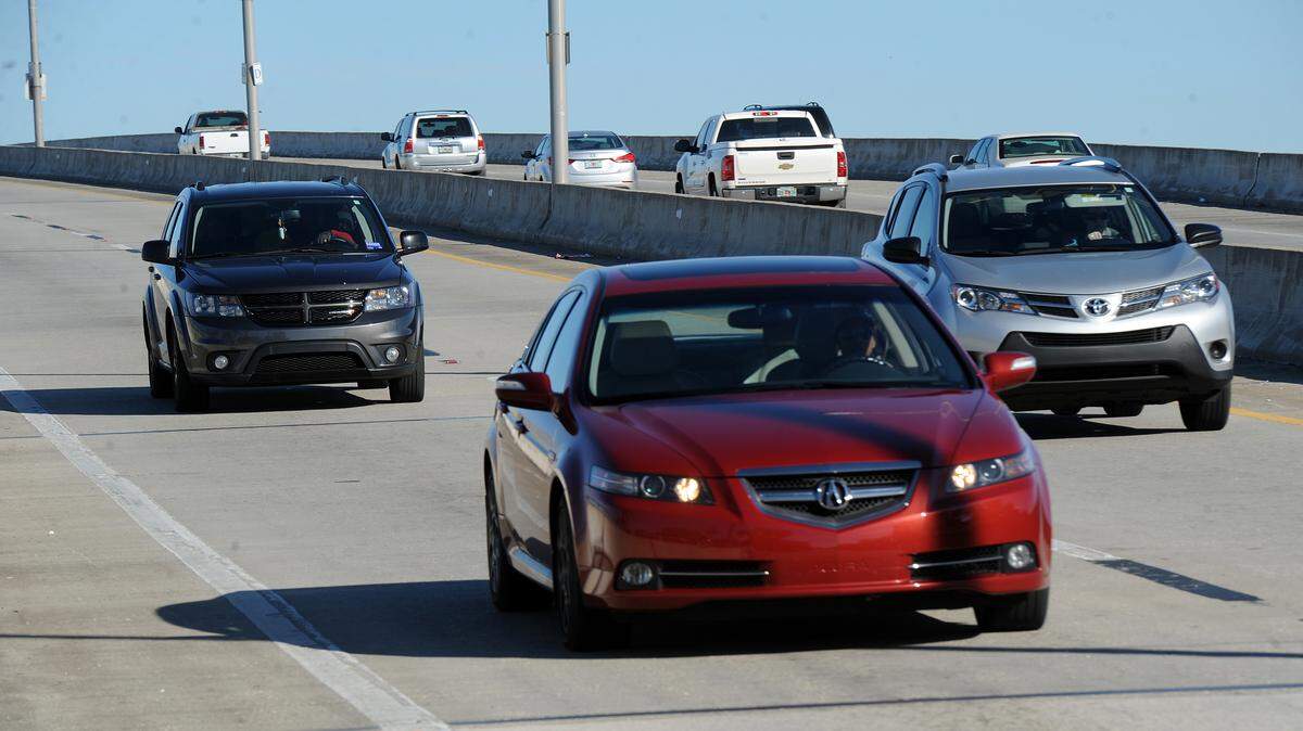 Traffic drives across Green Bridge going south from Palmetto. The Florida Department of Transportation is seeking public input through Jan. 25 as they complete the Central Manatee Network Alternative Analysis, which is looking at traffic congestion in the Bradenton-Palmetto area. 
 TIFFANY TOMPKINS-CONDIE/Bradenton Herald