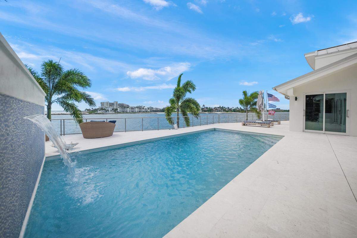 A Lido Shores mansion hit the market for $26 million in August 2025.