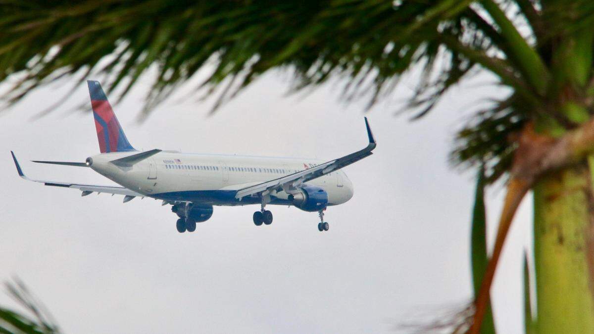 9/17/2020--A Delta Air Lines flight makes its final approach to Sarasota Bradenton International Airport. The airline Delta is restarting seasonal service between SRQ and Minneapolis and Detroit this week.
