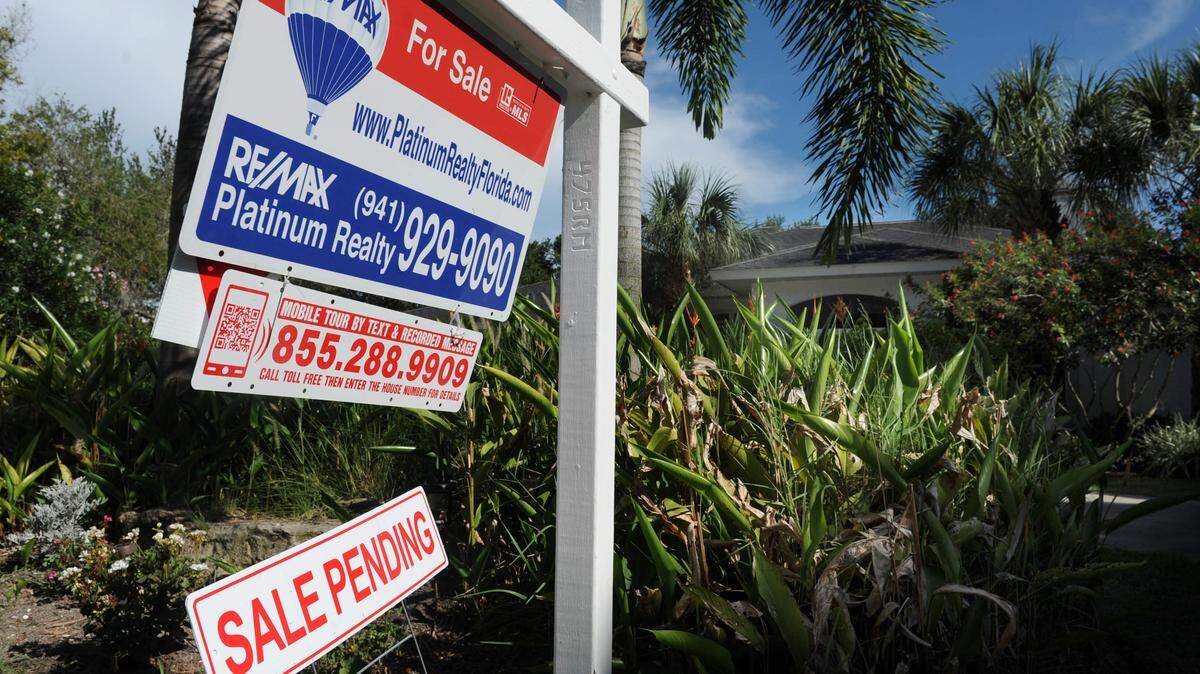 A sale pending sign hangs in front of a home in the 7000 block of Riverview Boulevard West in Bradenton, in this 2013 file photograph. Prices were up even as closed sales dropped in September in the single-family home market in Manatee and Sarasota counties, as the National Association of Realtors reports on sales of existing homes in September on Thursday, Oct. 22, 2015. 
 File photo-GRANT JEFFERIES/Bradenton Herald