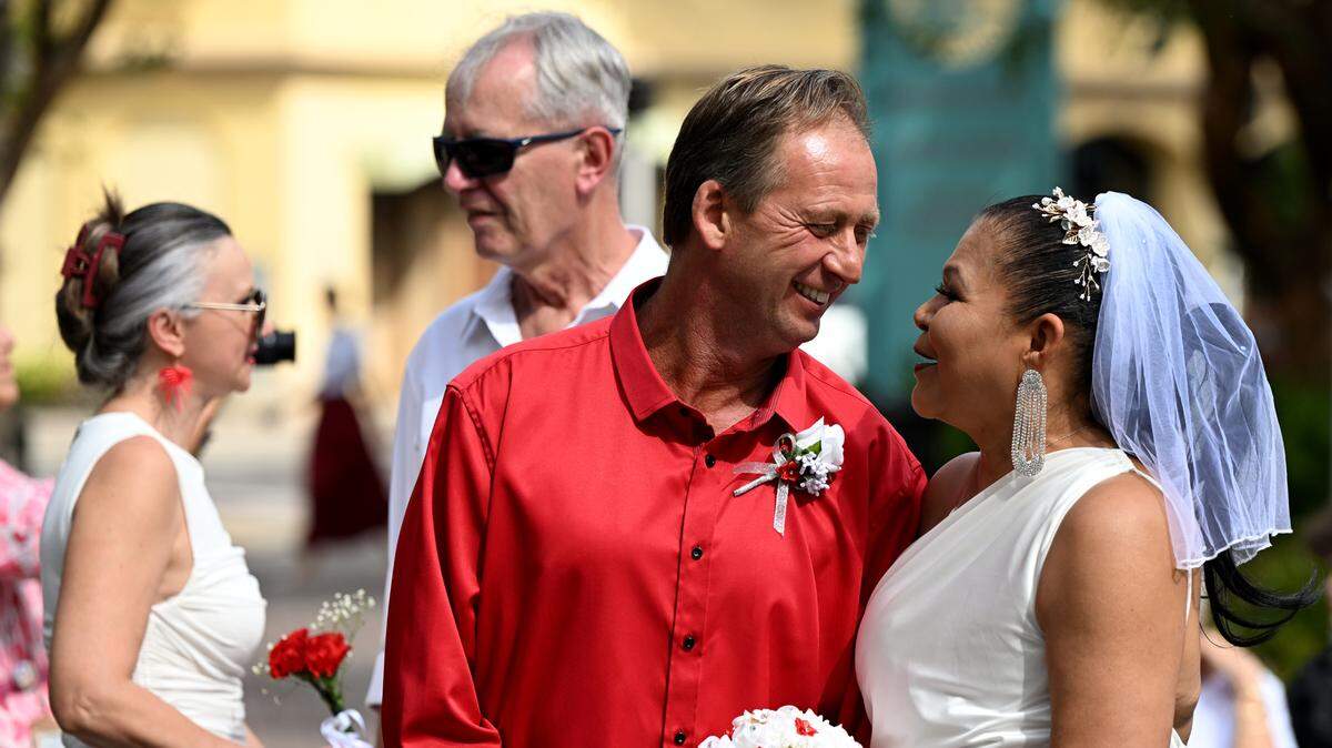 Enrico Beissert and Esther Aguilar Reyes participate in the Fifth Annual Valentine’s Day Group Wedding in the courtyard of the Manatee County Historical Courthouse on Feb 14, 2025.