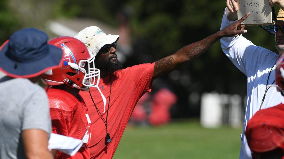 Coach Michael Barrett works with Manatee High football players during practice at on Wednesday, Sept. 21, 2022.