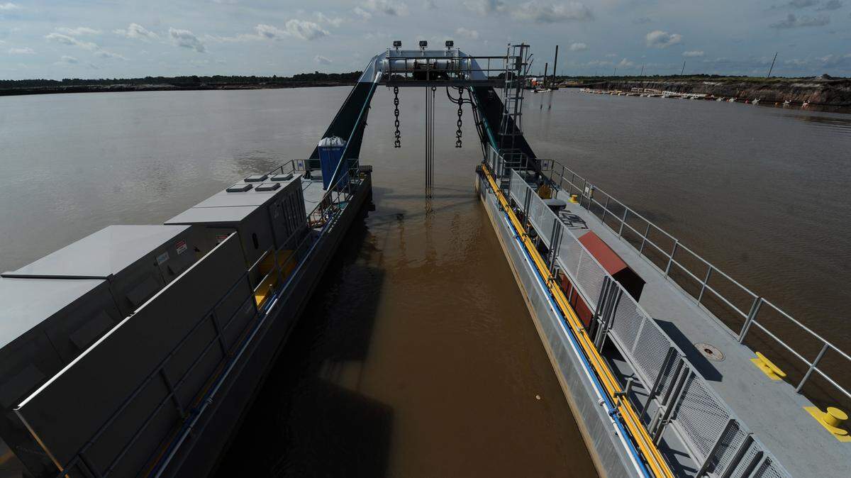 A dredge mines phosphate at the Mosaic Wingate Creek Mine in East Manatee County. Mosaic is seeking permission to expand its mining operations at its Wingate East site, west and east of Duette Road. 
 GRANT JEFFERIES/Bradenton Herald