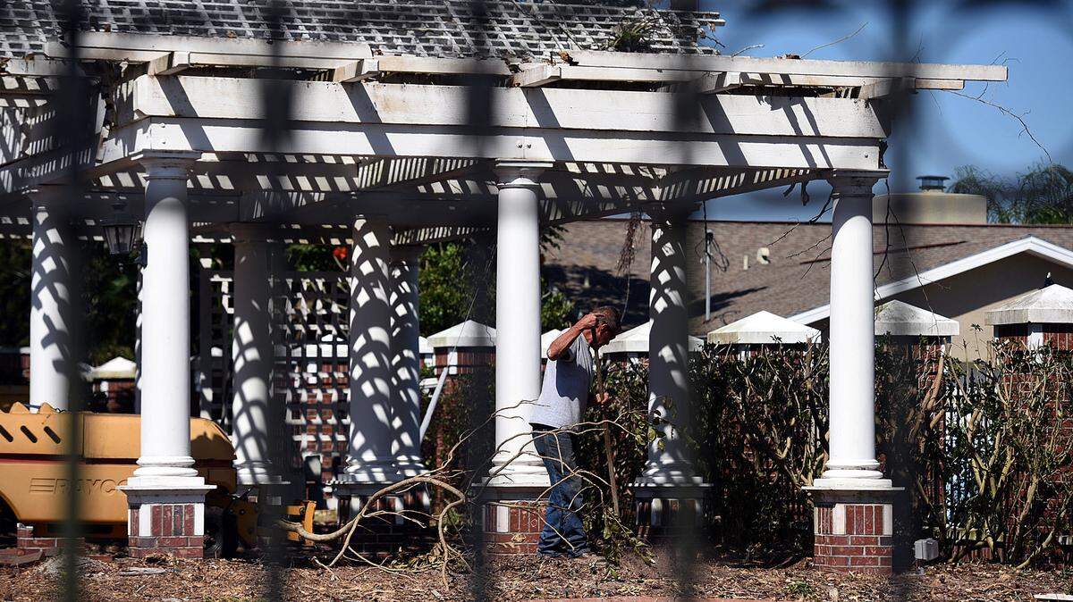 A worker cleans up the landscaping at 6280 Riverview which just sold for $2.6 million. The home was on the market for $8.9 million. 
 TIFFANY TOMPKINS/Bradenton Herald