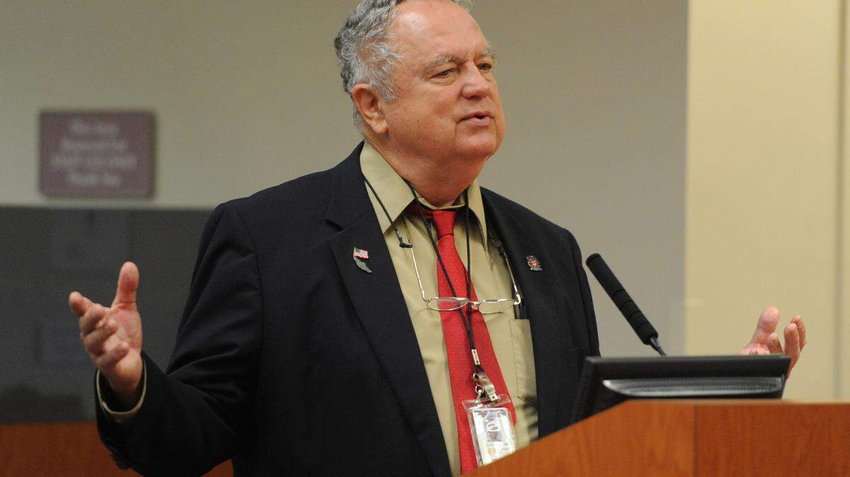 David Kraner, representing the charter school Manatee School For the Arts, speaks before commissioners as they consider supporting a recommendation by the school board to reinstate impact fees to pay for schools. 
 GRANT JEFFERIES/Bradenton Herald