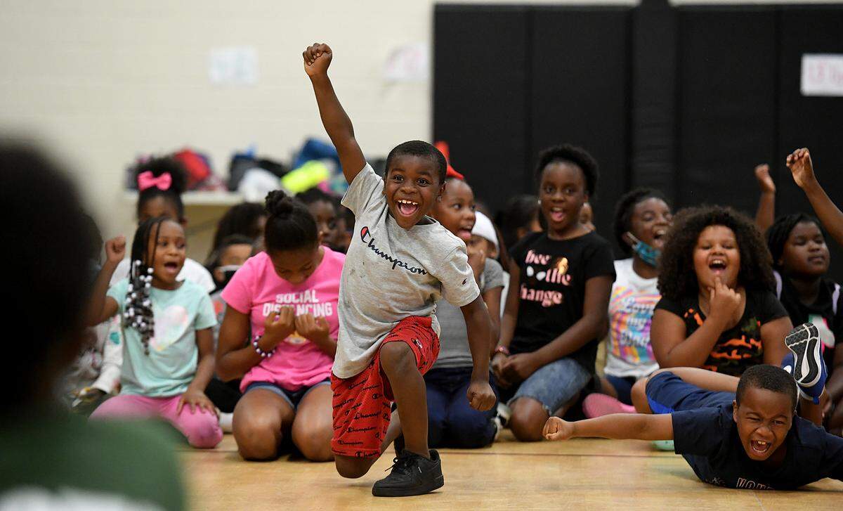 06/18/21—Youth from several community centers converged upon the 13th Av Dream Center for a Juneteenth celebration with author Vincent Taylor who used music and audience participation to teach and entertain. The celebration was directed by Dr. Sharon Jefferson of Rosalyn Walton Education and Enrichment Services.
