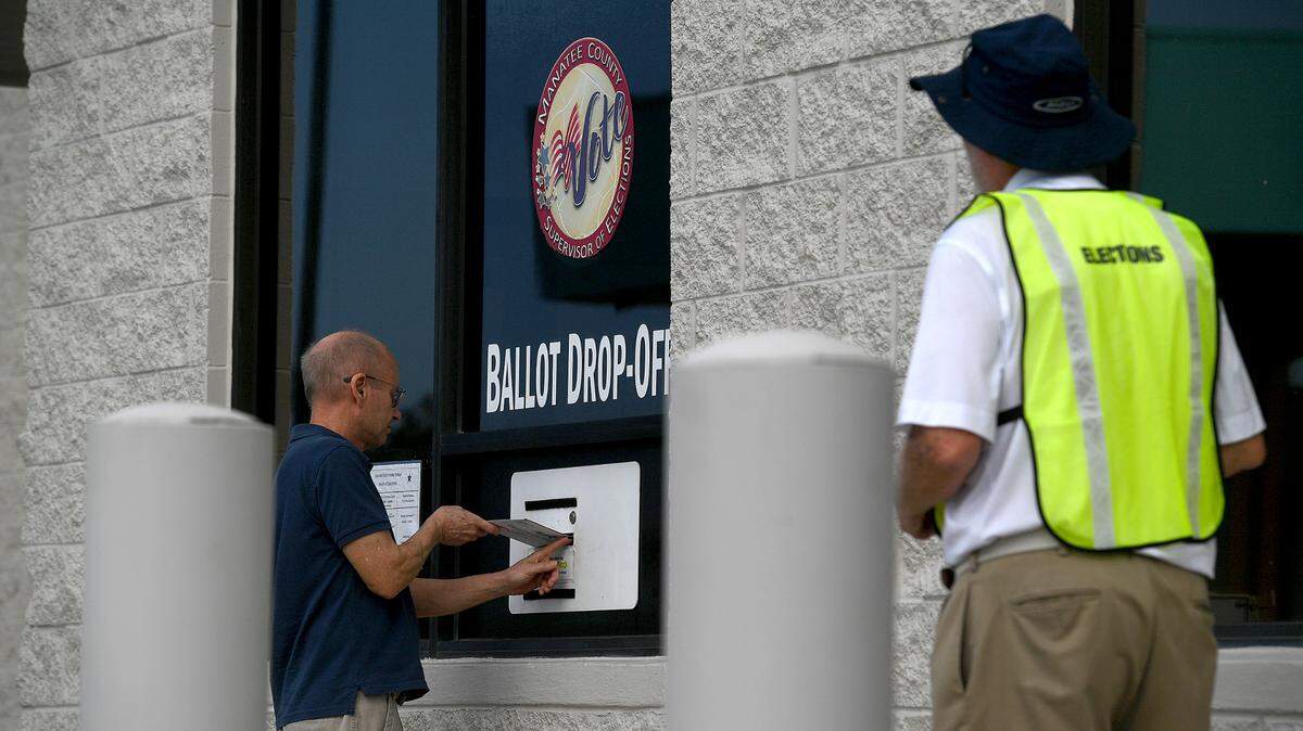 A voter drops his ballot at the Manatee County Supervisor of Elections Office in this November 2022 Bradenton Herald file photo.