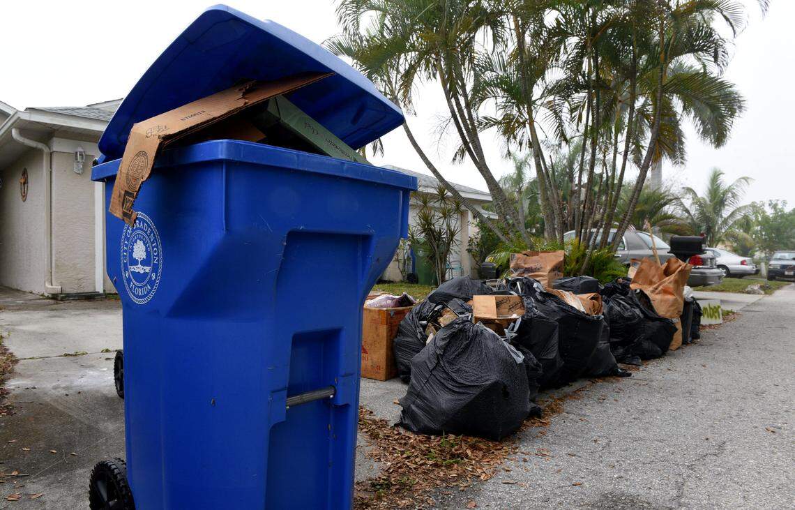12/30/21—Trash collection staff in the city of Bradenton are getting pay raises as officials try to find ways to recruit and retain employees with commercial driver’s licenses.