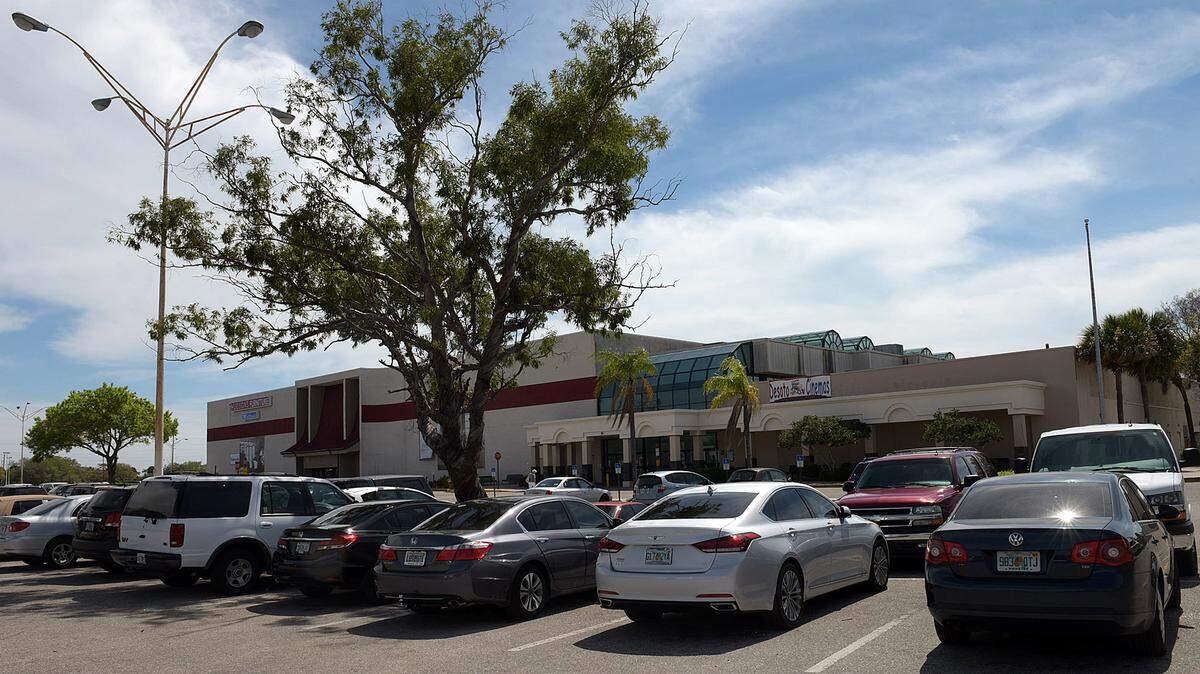 A string of stores decided to vacate DeSoto Square mall recently, leaving tenants and customers to wonder about the future of the mall. 
 TIFFANY TOMPKINS/Bradenton Herald